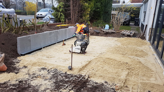 Erdic Gartenbau GmbH - Rollrasen, Pflasterarbeiten, Baggerarbeiten, Gartenpflege & Brunnenbau